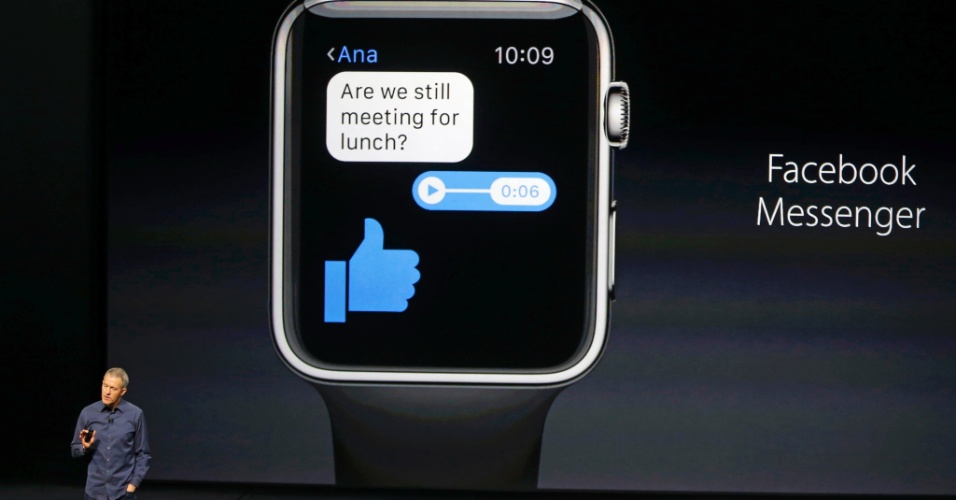 9.set.2015 - Jeff Williams, vice-presidente sênior de Operações da Apple, fala sobre o Apple Watch e o Facebook Messenger durante conferência anual da Apple no auditório do Bill Graham Civic, em San Francisco, Califórnia (EUA)