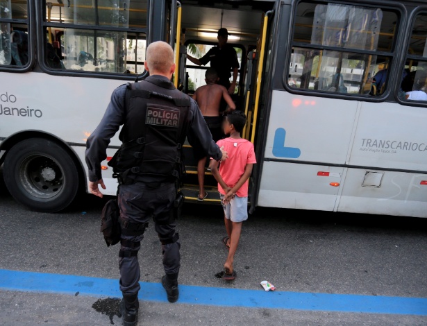 Apreensão de 24 adolescentes pela Polícia Militar (PM) que estavam dentro de um ônibus da Linha 474, que liga o Jacaré, na zona norte do Rio de Janeiro, a Ipanema, na zona sul - Marcelo Theobld/Extra/Agência O Globo