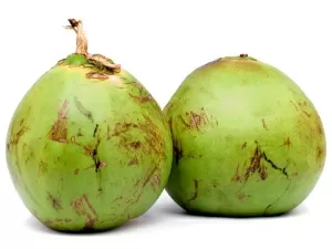 Baixa a pressão e regula diabetes e colesterol: 6 benefícios do coco verde