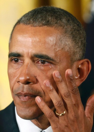 O presidente dos EUA, Barack Obama, enxuga lágrima durante discurso na Casa Branca, em Washington, em que apresentou as medidas para conter a violência por armas de fogo no país - Kevin Lamarque/Reuters