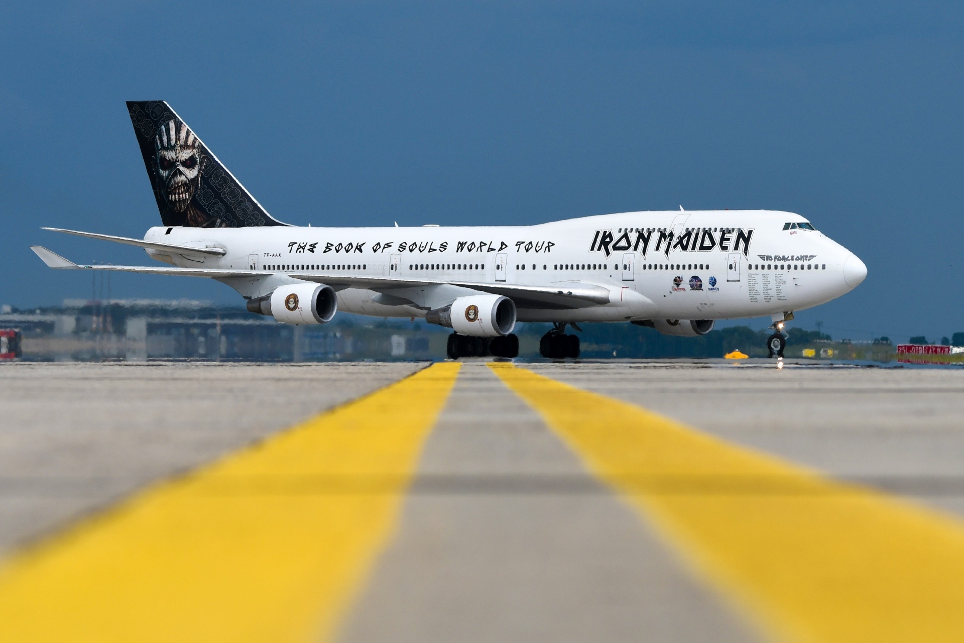 31.mai.2016 - O Boeing 747-400, da banda de heavy metal Iron Maiden, é um dos aviões expostos no International Aerospace Exhibition (ILA). O Ed Force One, como foi batizado, é pilotado pelo próprio vocalista do grupo, Bruce Dickinson, e leva os integrantes da banda, a tripulação e mais 12 toneladas de equipamentos. A nova turnê do grupo será apresentada em 35 países e o Ed Force One deverá percorrer 90.000 quilômetros. ILA é um evento na Alemanha que reúne os principais fabricantes de aeronaves do mundo e acontece de 1º a 4 de junho - Divulgação