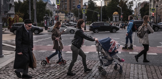 Pedestres atravessam rua em uma esquina de Moscou - Sergey Ponomarev/The New York Times