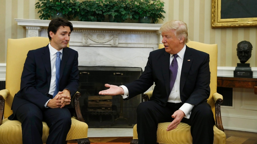 13.fev.2017 - O premiê canadense, Justin Trudeau, e o presidente dos EUA, Donald Trump, durante encontro no Salão Oval da Casa Branca - Kevin Lamarque/Reuters