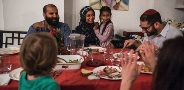 A família muçulmana Anwar faz jantar com os Firestone, uma família judaica, em Nova York - Hilary Swift/The New York Times