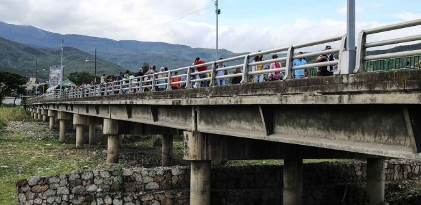 O tráfego na ponte da fronteira entre Colômbia e Venezuela é quase totalmente numa única direção. São raros os colombianos que atravessam para o outro lado - Katy Watson/BBC News