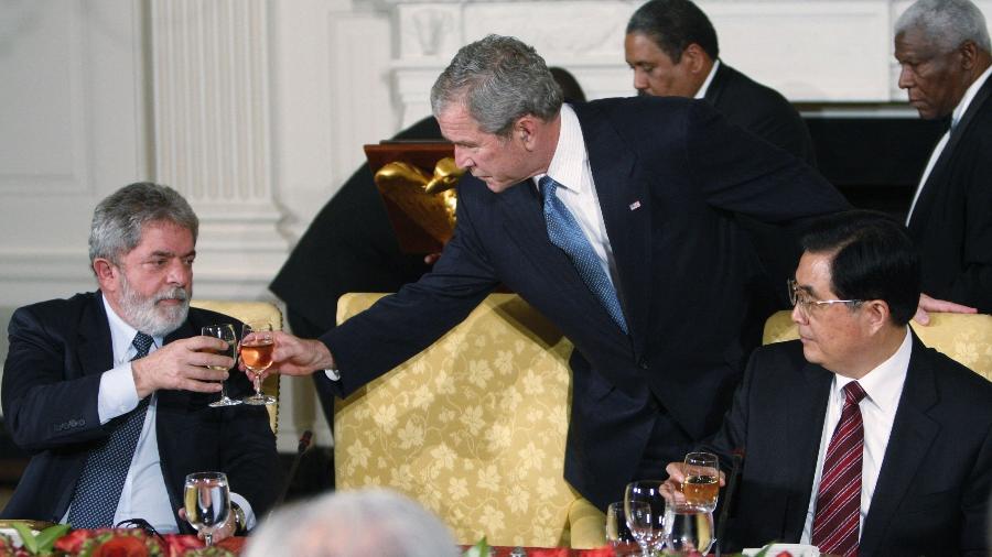 14.nov.2008 - Lula e George W. Bush, na época presidentes do Brasil e Estados Unidos, durante a primeira cúpula do G20; à direita, o então presidente da China Hu Jintao - REUTERS/Jim Young