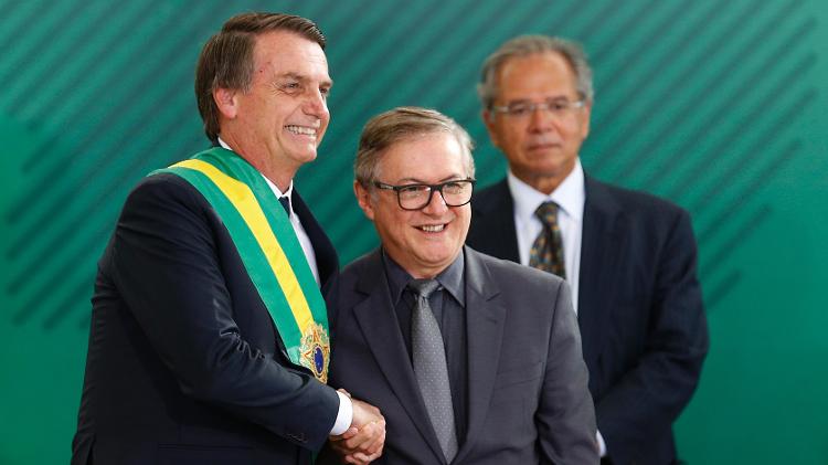 O presidente Jair Bolsonaro (PSL) empossa o colombiano naturalizado brasileiro Ricardo Vélez Rodríguez como ministro da Educação, no Palácio do Planalto, em Brasília - Dida Sampaio/Estadão Conteúdo - Dida Sampaio/Estadão Conteúdo