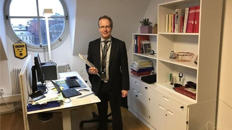 - deputados como per arne hkansson nao tem nenhum assessor ficam sozinhos em seus pequenos gabinetes 1550348064269 v2 750x421 - Na Suécia, deputados não têm assessores, dormem em quitinete e pagam pelo cafezinho ABDELLATIF AZMANI - deputados como per arne hkansson nao tem nenhum assessor ficam sozinhos em seus pequenos gabinetes 1550348064269 v2 750x421 - Na Suécia, deputados não têm assessores, dormem em quitinete e pagam pelo cafezinho