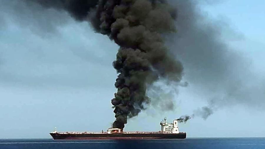 13.jun.2019 - Fumaça teria sido vista saindo do petroleiro que supostamente foi atacado no golfo de Omã - HO/IRIB TV/AFP