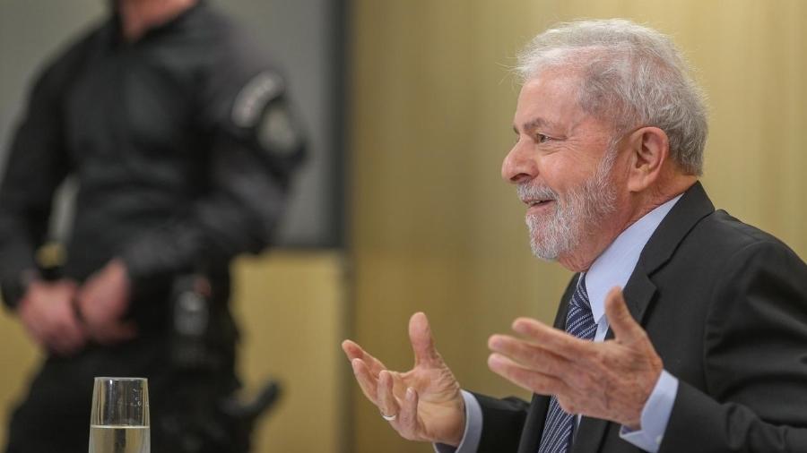 Lula gesticula durante entrevista na prisão - Ricardo Stuckert - 16.out.2019/Instituto Lula
