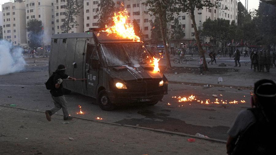 Manifestante ataca veículo blindado da polícia durante protesto no Chile  - Reuters