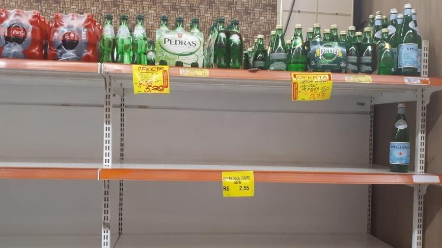 15.jan.2020 - Prateleiras em supermercado da Tijuca, na zona norte carioca; carregamento acabou em 5 minutos - Marcela Lemos/UOL