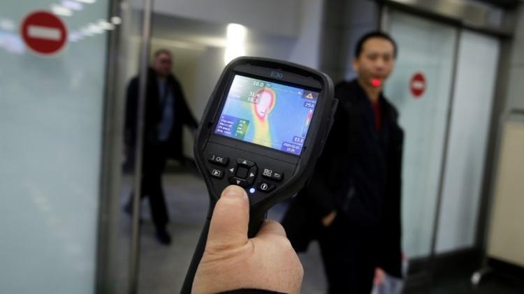 O scanner de aeroporto faz medição à distância, por infravermelho - Pavel Mikheyev