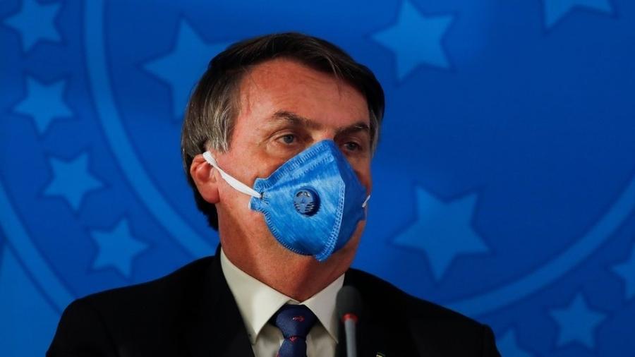 "Queremos evitar uma histeria porque o problema econômico agrava a questão do coronavírus", afirmou Bolsonaro hoje - Sergio LIMA / AFP