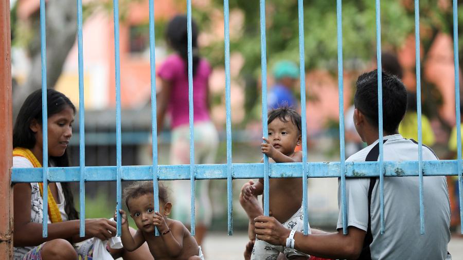 Um casal indígena Warao é visto com seus filhos em um abrigo durante o surto de doença por coronavírus, em Manaus - BRUNO KELLY/REUTERS
