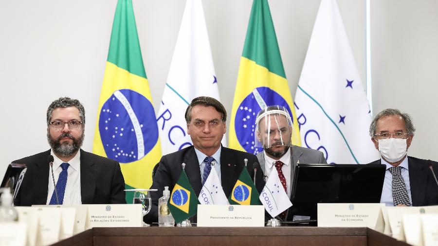 Com Ernesto Araújo (à esq.) e Paulo Guedes (à dir.), Bolsonaro participa de cúpula do Mercosul por videoconferência - Marcos Correa/PR