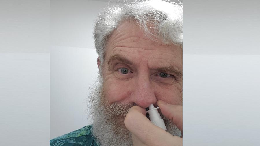 George Church, professor geneticista da Universidade de Harvard e um dos membros do RaDVaC, aplica dose da vacina "faça você mesmo" contra covid-19 - Reprodução/ Twitter