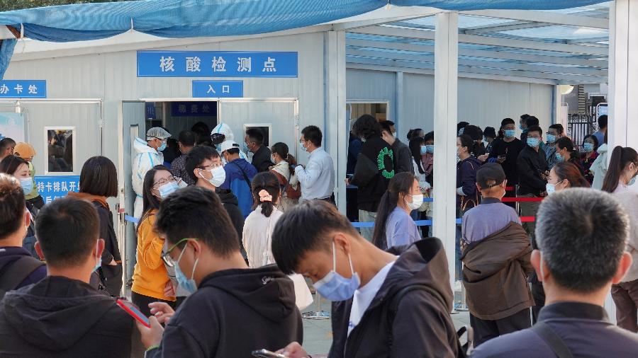 Pessoas fazem fila para teste de covid-19 em hospital de Yantai, na província de Shandong, após pequeno surto da doença na cidade portuária de Qingdao, na China - China Daily via Reuters