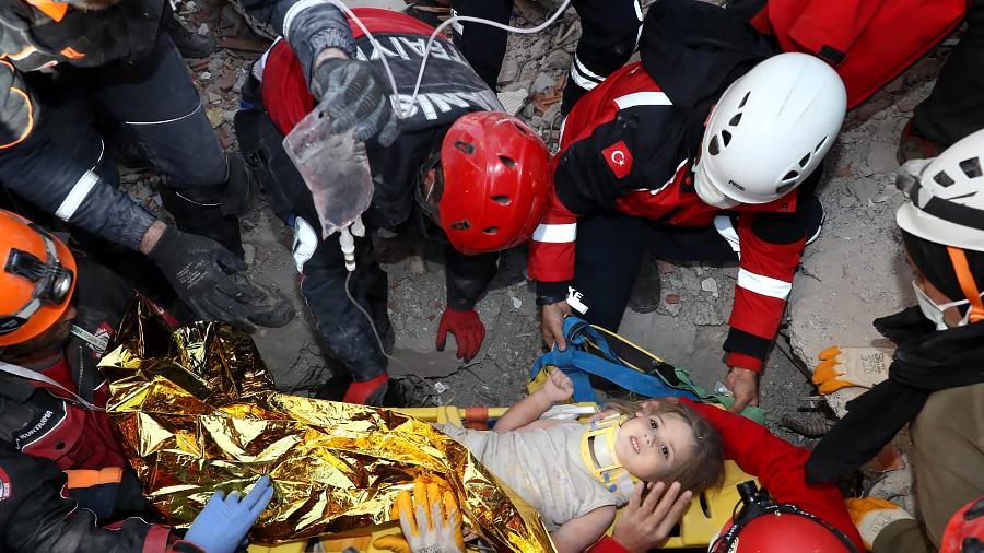 Equipes de resgate resgatam com vida menina de quatro anos de escombros após terremoto na Turquia  - AFP Photo/Turkish Disaster and Emergency Management Presidency (AFAD)