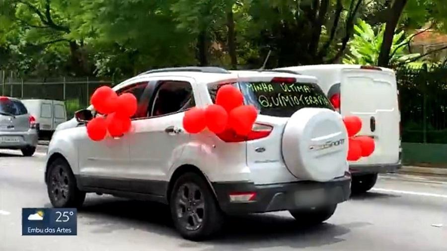 Aparecida comemorou a sua última sessão de quimioterapia contra um câncer de mama andando em um carro cheio de balões vermelhos com as filhas - Reprodução/TV Globo