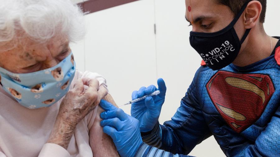 Dono de farmácia aplica vacinas da covid-19 vestido de Superman nos EUA - REUTERS/Hannah Beier