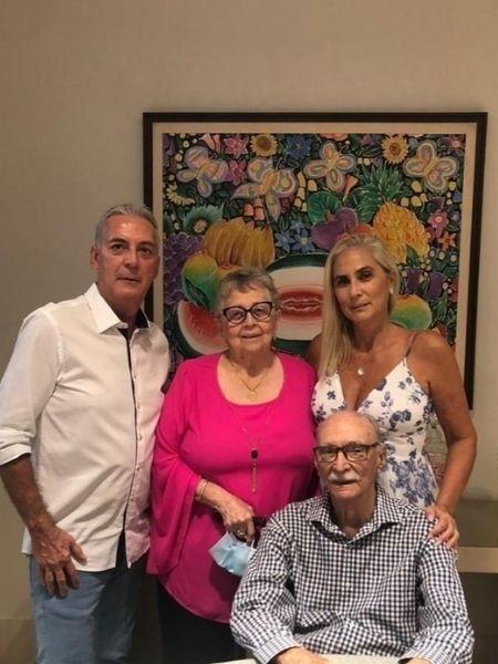 Sentado: Octacilio dos Santos Araujo; Em pé, da direita para a esquerda: João José Haddad Araujo, Geny Maria Haddad Araujo e Monique Haddad Araujo Patzlaff - Myllena Haddad/Arquivo pessoal - Myllena Haddad/Arquivo pessoal