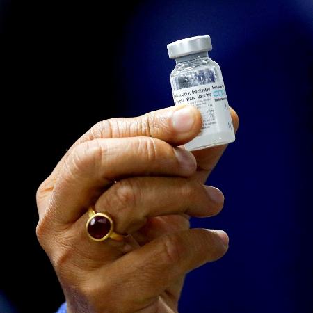 O Ministro da Saúde da Índia, Harsh Vardhan, segura uma dose da vacina Covaxin - REUTERS / Adnan Abidi