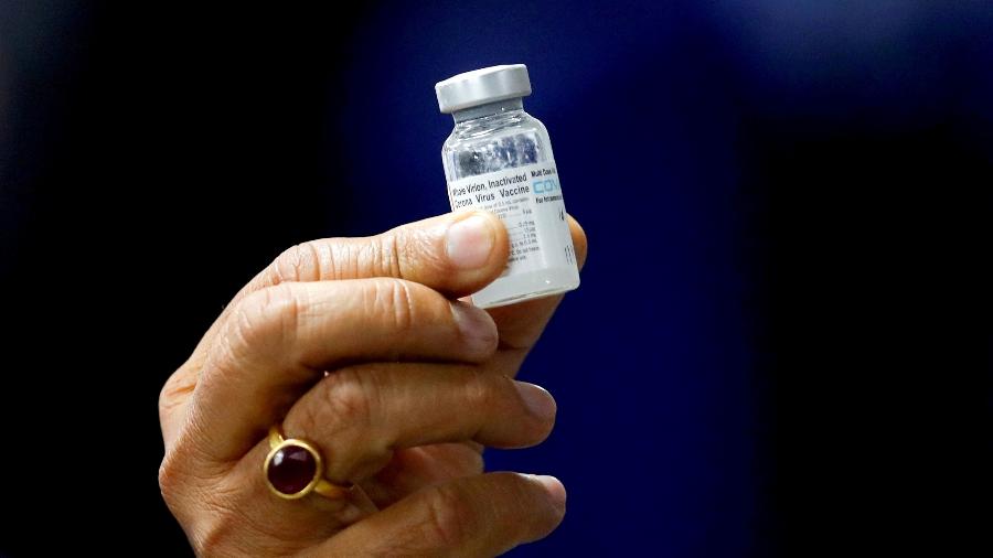 O Ministro da Saúde da Índia, Harsh Vardhan, segura uma dose da vacina contra a covid-19 da Bharat Biotech, a Covaxin - REUTERS / Adnan Abidi