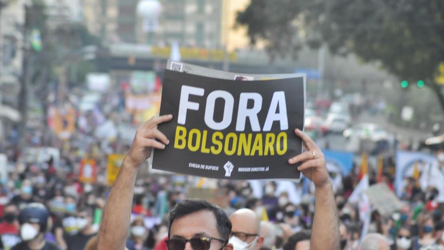  Protesto contra o presidente Jair Bolsonaro, com início na Prefeitura de Porto Alegre (RS), neste sábado (24) - JOSÉ CARLOS DAVES/FUTURA PRESS/ESTADÃO CONTEÚDO