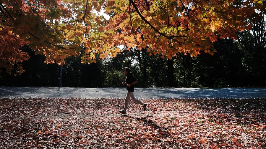 Homem corre em parque no Brooklyn, em Nova York - Spencer Platt/Getty Images via AFP