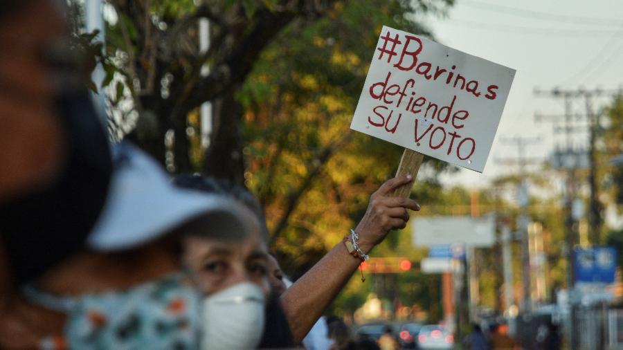 28.nov.21 - Apoiadores defendem a vitória do candidato Freddy Superlano nas eleições para governador de Barinas - MIGUEL ZAMBRANO/AFP