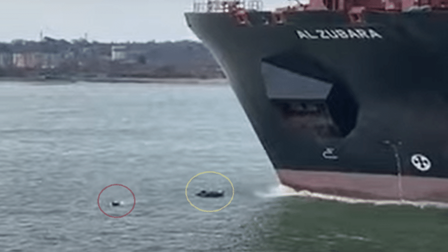 Cargueiro Al Zubara atingiu bote instantes após homem pular na água e se livrar da colisão. - Reprodução de vídeo