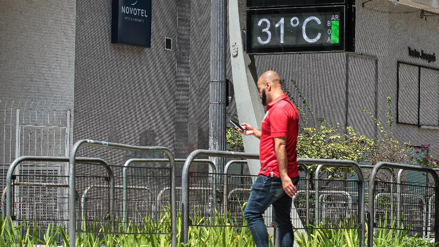 Pedestres enfrentam calor intenso enquanto os termômetros de rua registram temperatura de 31°C na região central de São Paulo, na manhã de sexta-feira (4) - BRUNO ESCOLASTICO/PHOTOPRESS/ESTADÃO CONTEÚDO