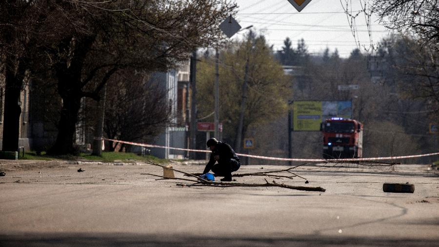 11.abr.2022 - Integrante da equipe de desarmamento de bombas em área onde foram descobertas minas terrestres em Kharkiv