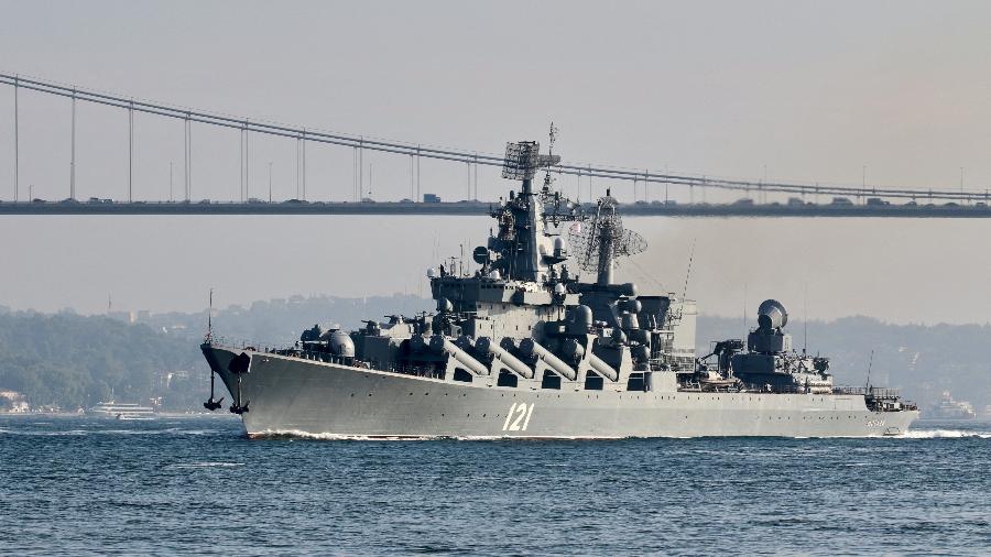 Foto de arquivo mostra o cruzador de mísseis guiados Moskva navegando no Bósforo, a caminho do Mar Mediterrâneo, em Istambul (Turquia) - Yoruk Isik/Reuters