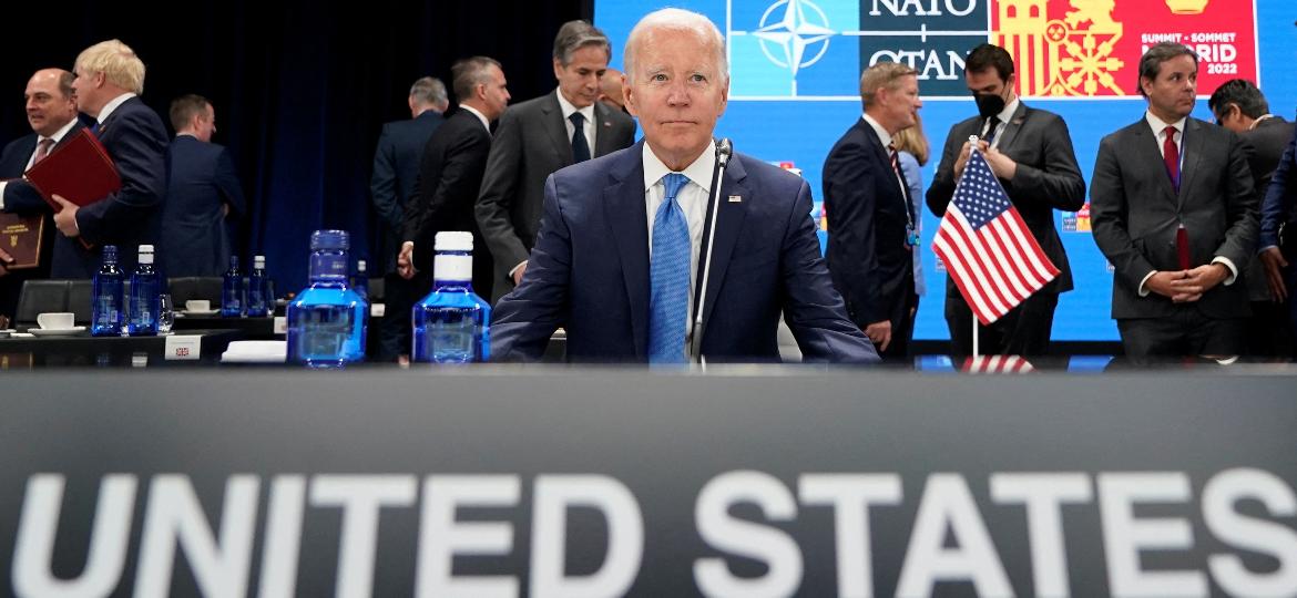 29.jun.22 - O presidente dos EUA, Joe Biden, espera o início de uma mesa redonda na cúpula da OTAN em Madri, Espanha - POOL/REUTERS