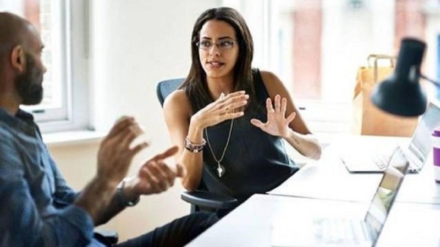 Mulher em reunião de trabalho - Getty Images