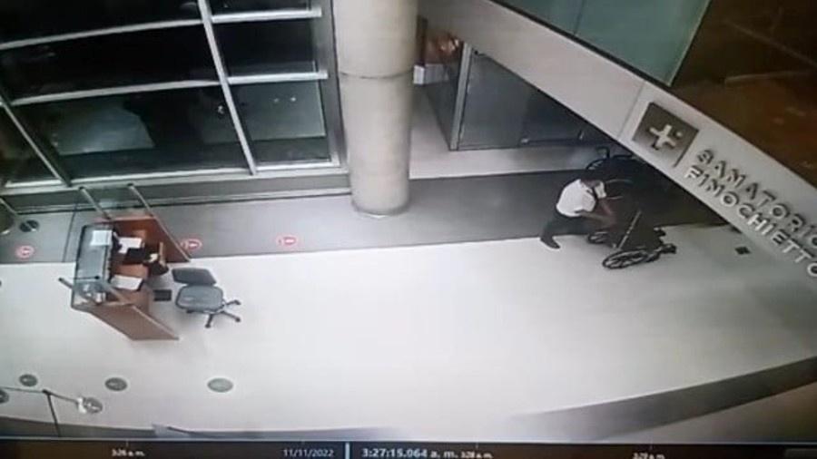 Câmera de segurança do hospital mostrou guarda conversando com suposto fantasma  - Reprodução/Twitter
