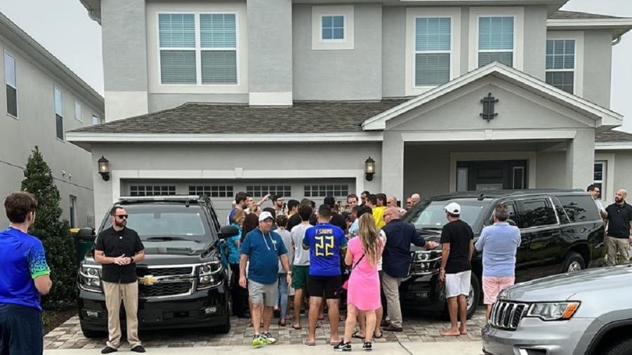 Apoiadores de Jair Bolsonaro concentrados na frente da casa que hospeda presidente em Orlando, na Flórida - UOL