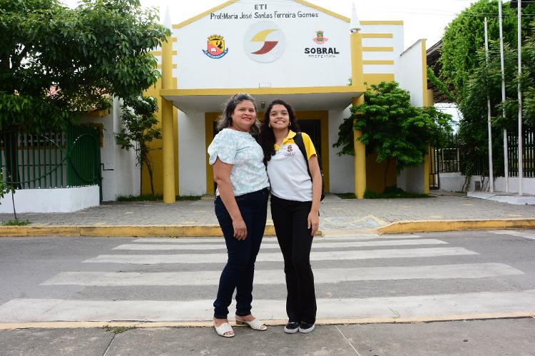 A diretora Mikaelly de Souza e a estudante Camile Rodrigues da escola de ensino integral de Sobral - Prefeitura de Sobral/ Divulgação - Prefeitura de Sobral/ Divulgação