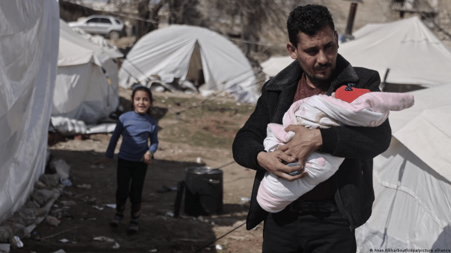 Afraa está morando com o tio, Khalil Al-Sawadi, a tia Hala e seis primos em uma tenda - Anas Alkharboutli/dpa/picture alliance