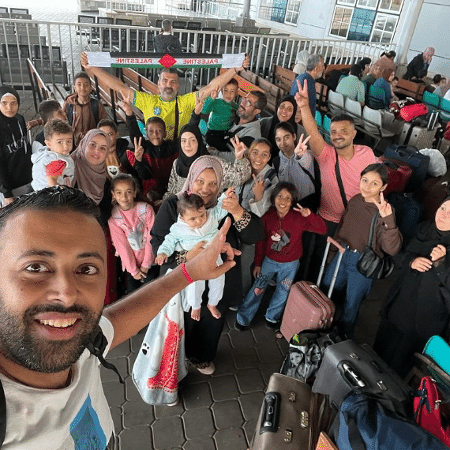 Brasileiro Hasan Rabee publicou foto de grupo que está na fronteira com o Egito na manhã deste domingo (12)