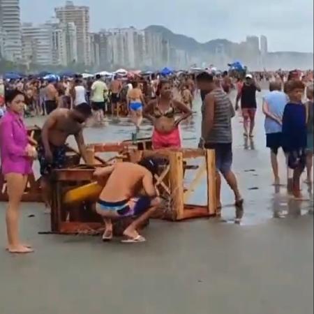 Populares mexem em fogos de artifício que estavam em balsa virada em Praia Grande