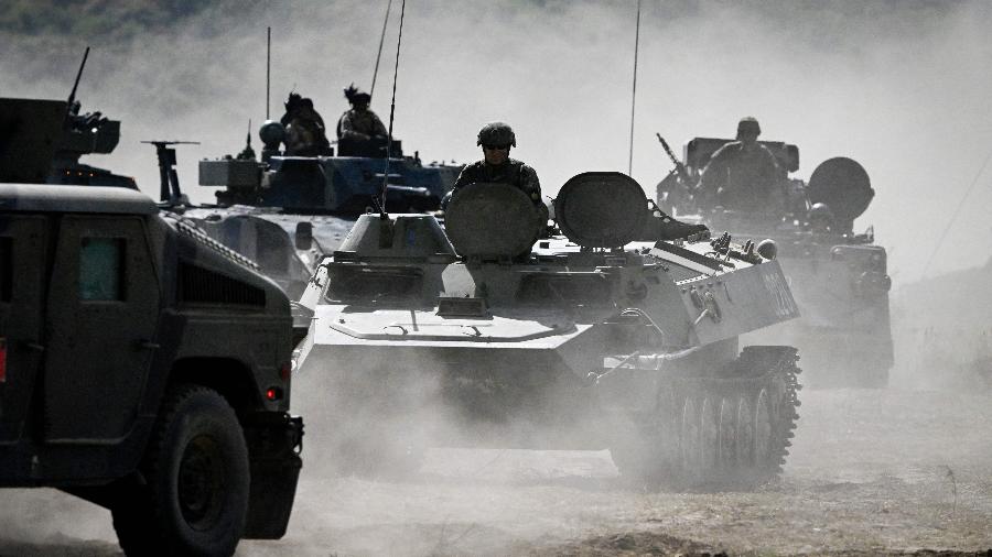 Militares dirigem veículos blindados em exercício militar da Otan na Bulgária, em 26 de setembro de 2023 