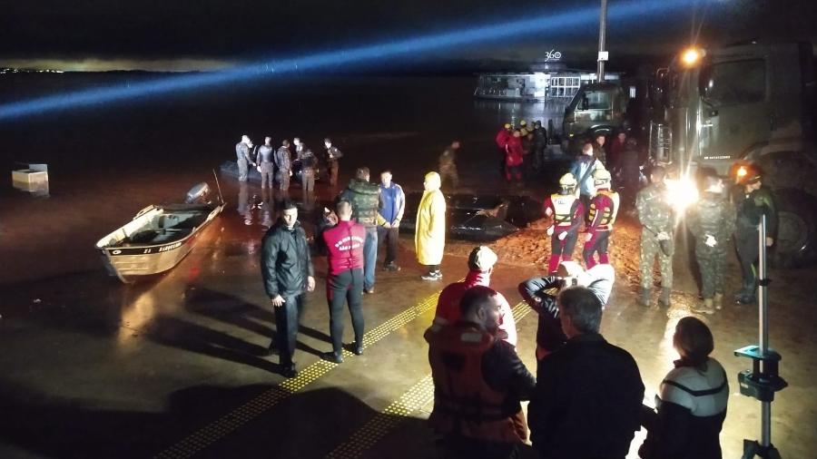 Resgatados desembarcam de botes e barcos em porto improvisado na usina do Gasômetro, em Porto Alegre