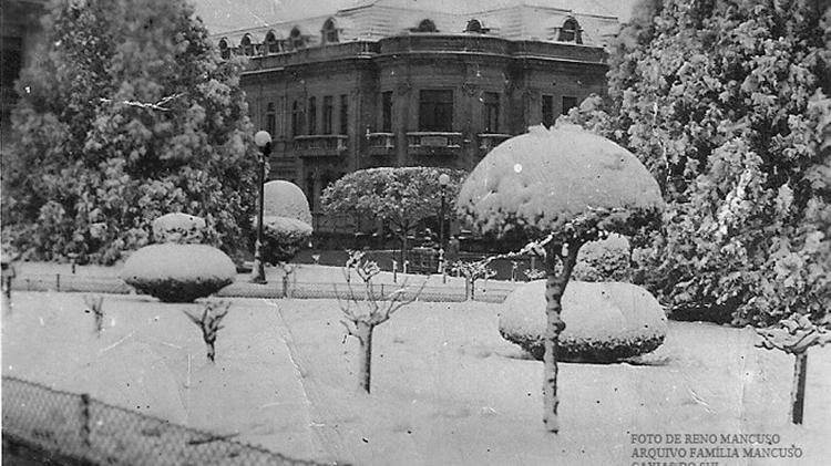Neve sobre os arbustos da Praça Dante Alighieri, Em Caxias do Sul (RS), 1941