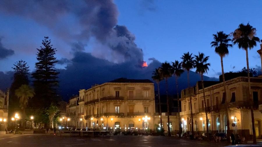 A fumaça sobe do Monte Etna, em Giarre, Itália, em 4 de julho de 2024