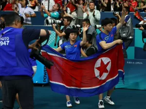 Tênis de mesa: norte-coreanos que nunca jogaram juntos surpreendem no pódio