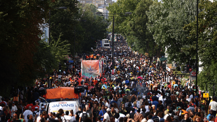 26.ago.2024 - Multidão de foliões no Carnaval de Notting Hill, em Londres