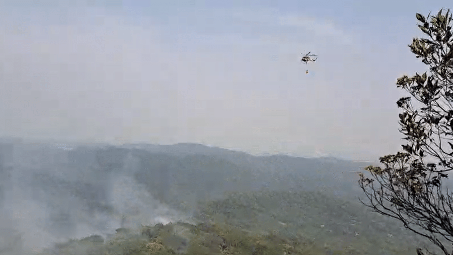 Helicóptero atua na região do Parque da Cantareira, em SP, nesta quinta-feira (5) - Divulgação/Defesa Civil de SP